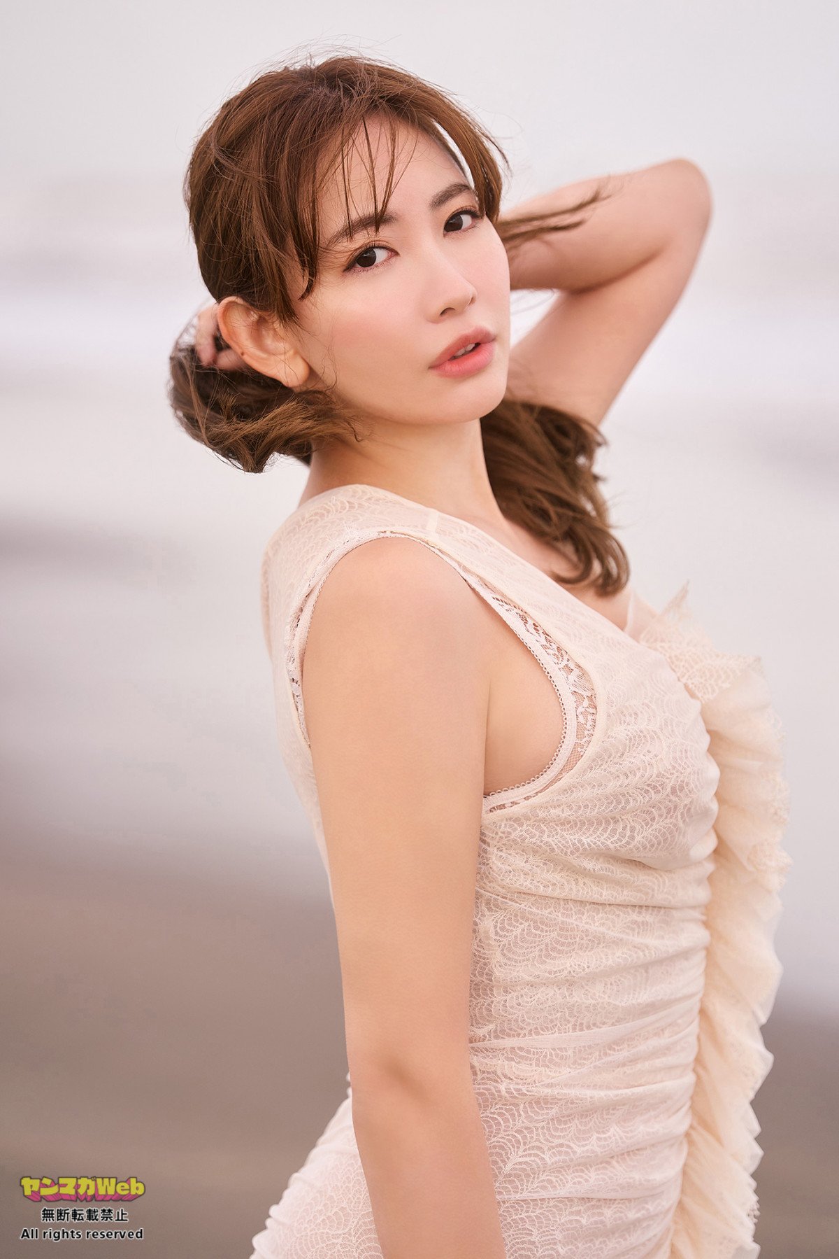 37歳・小嶋陽菜、“美谷間”あらわの衝撃 “完熟マシュマロボディ”大胆に