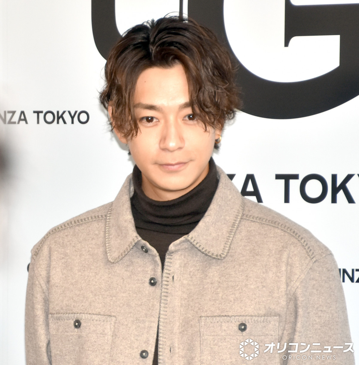 三浦翔平、グレーのセットアップで登場 笑顔で「上品かつ大人コーデ
