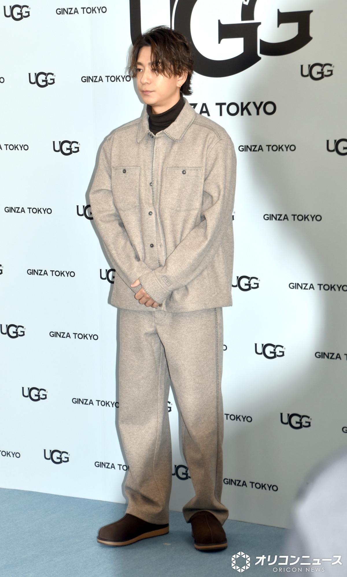 三浦翔平、グレーのセットアップで登場 笑顔で「上品かつ大人コーデ