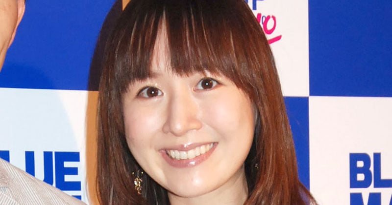 43歳・山川恵里佳、寝まき姿で美脚スラリ ベッドで魅せる“朝ルーティン”に「すっぴんも可愛い」「ドキドキします」