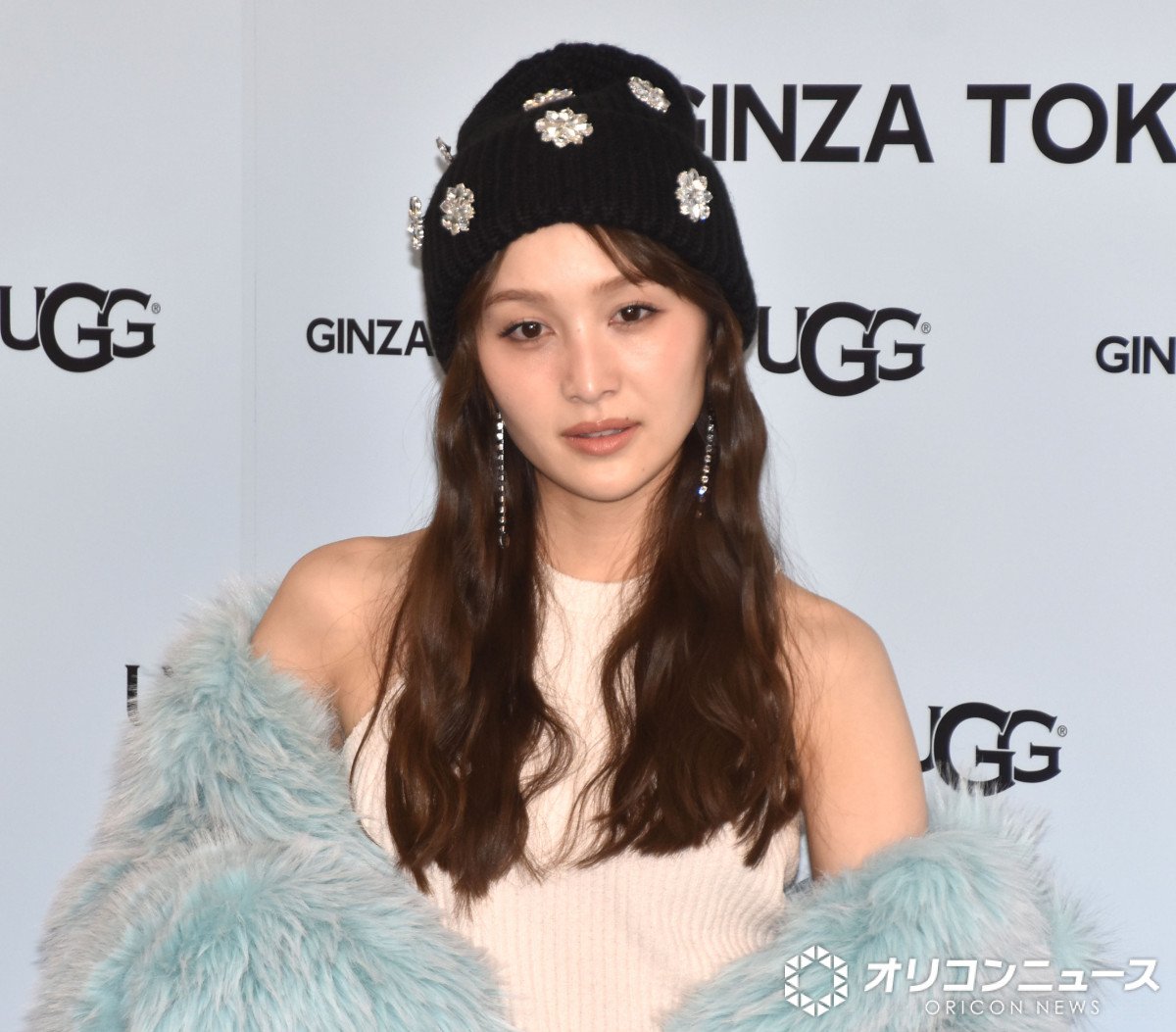 ももクロ 百田夏菜子 ニット 百田夏菜子、もこもこアウター＆美脚を大胆披露 ニットのセットアップ