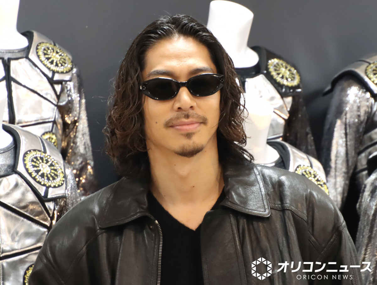 EXILE AKIRA、”170体以上”歴代衣装前に感慨「EXILEマンになるための