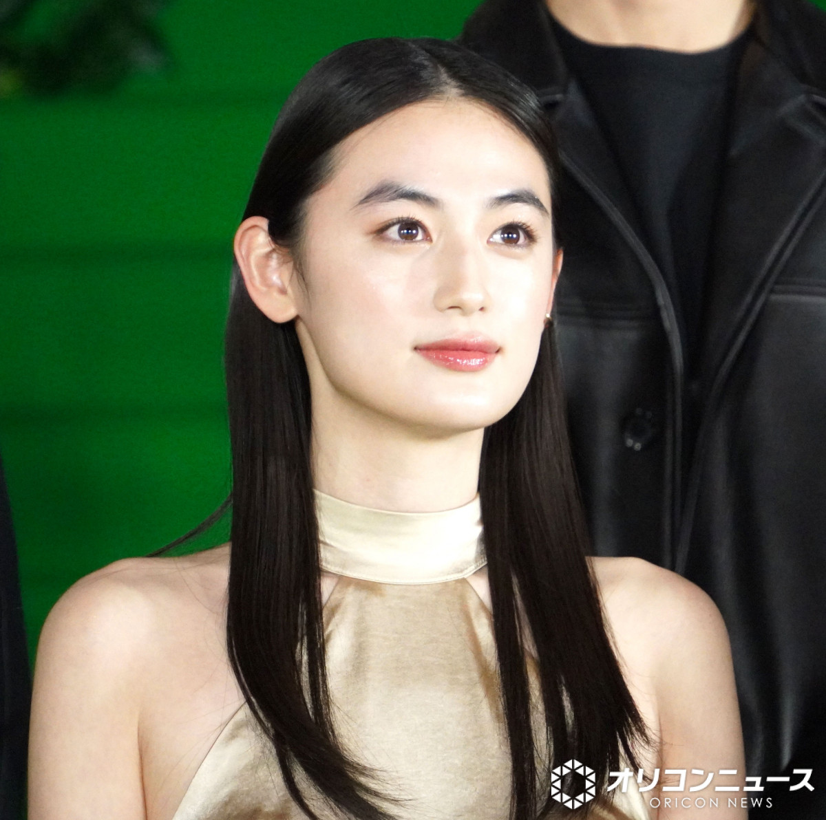 八木莉可子、ゴールドのドレスでお台場に登場 美貌を披露 | オリコン
