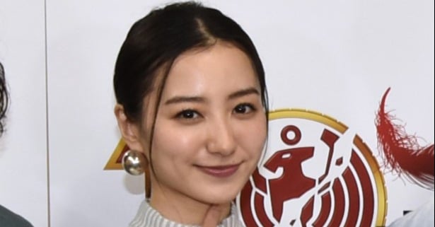高田里穂、白タンクトップのショット公開 「色っぽい」「超かわいい」と反響