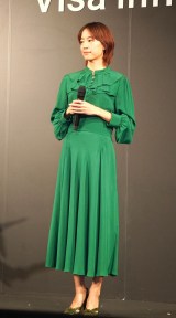 �w�O��Z�F�J�[�h Visa Infinite�x�u�����h���\��ɓo�d�����΋��É� (C)ORICON NewS inc. 