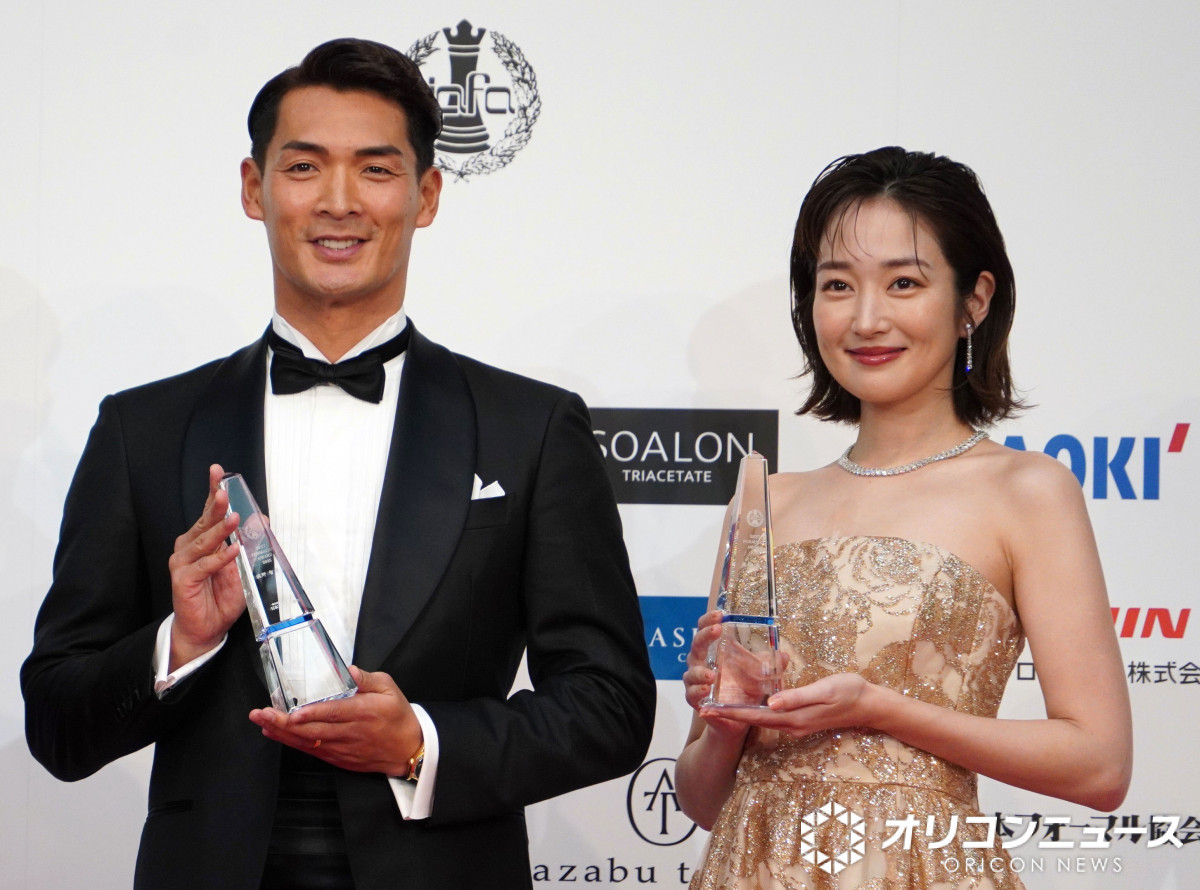 画像・写真 | 槙野智章＆高梨臨夫妻、エスコートでラブラブぶり披露