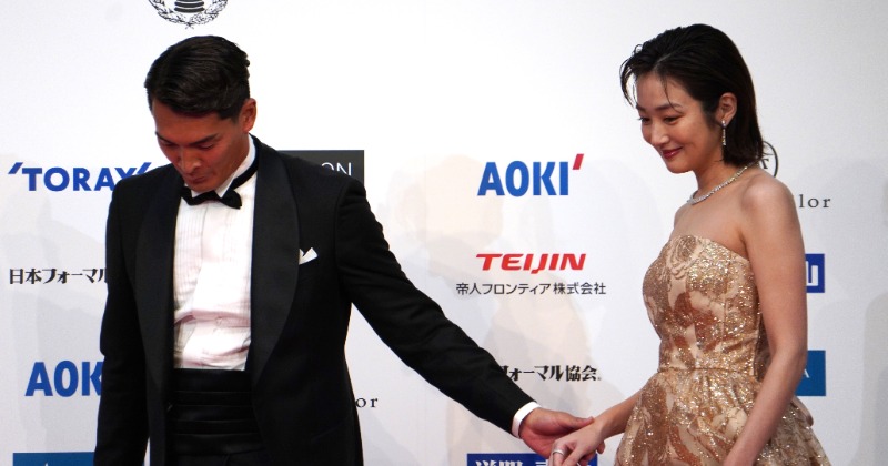 槙野智章&高梨臨夫妻、エスコートでラブラブぶり披露「伸びしろ含めて100点中5点」 ベストフォーマリスト賞に夫婦で同時受賞