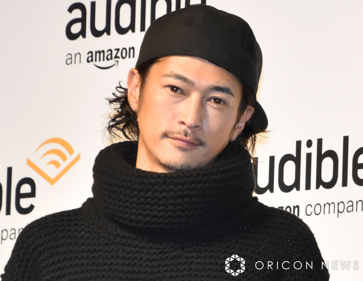 窪塚洋介、妻をバックハグ 8歳の長女交えた親子ショットも公開「Family