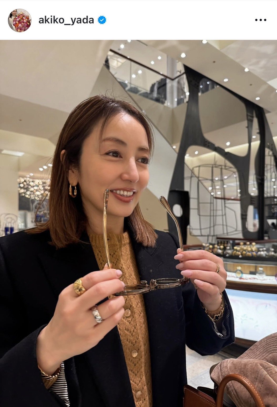 値下げします！JUNYA ゴールドラメニット 矢田亜希子、“キャメル色”組み合わせ洗練された“大人コーデ”を披露