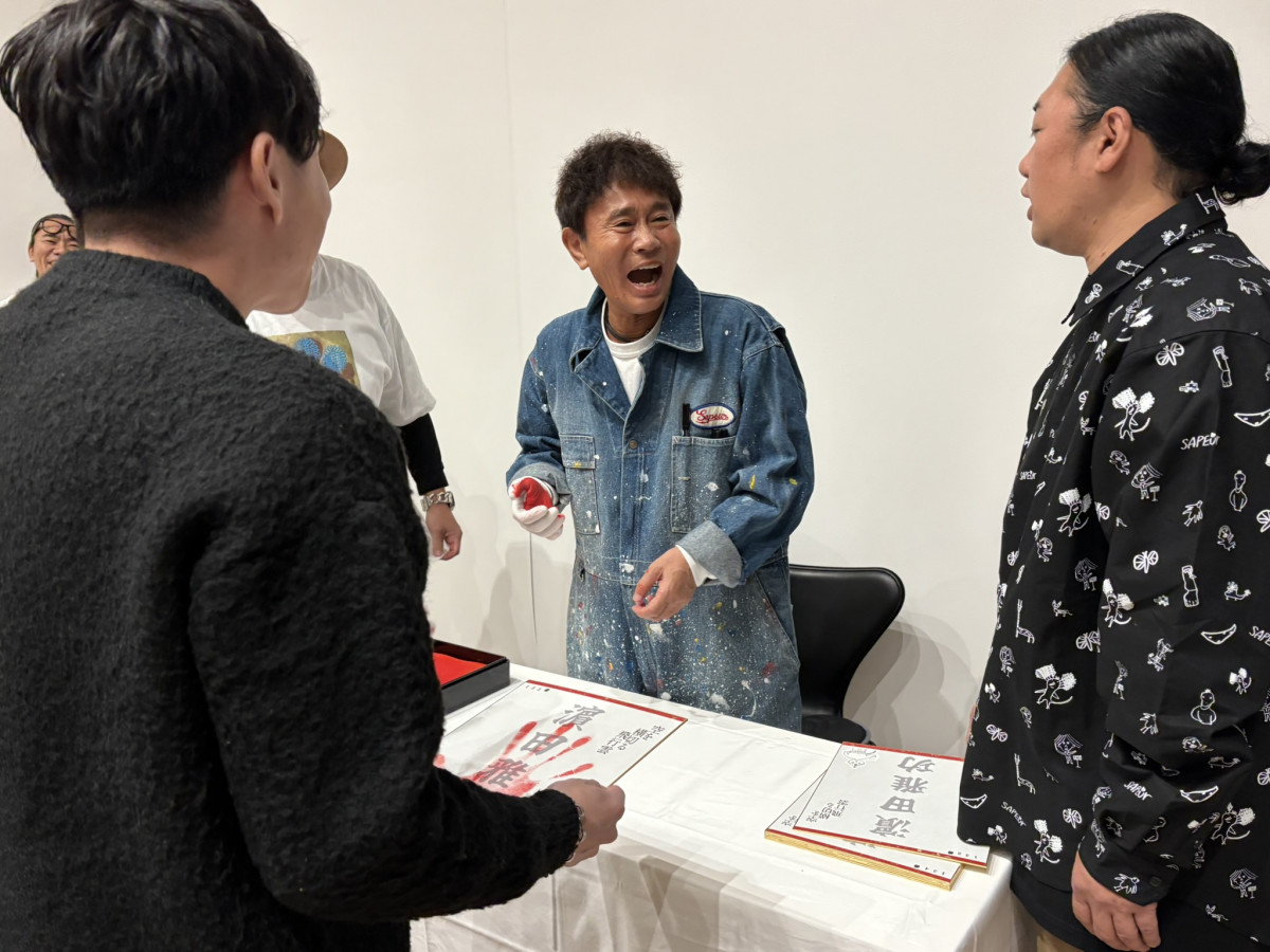 ダウンタウン・浜田雅功、初のファン交流イベント 300人に手形手渡す