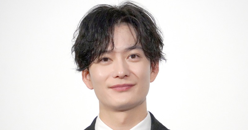 岡田将生、“メガネ姿”のオフショットに反響「充希ちゃんが撮ったのかな」「奥様目線最高すぎる」