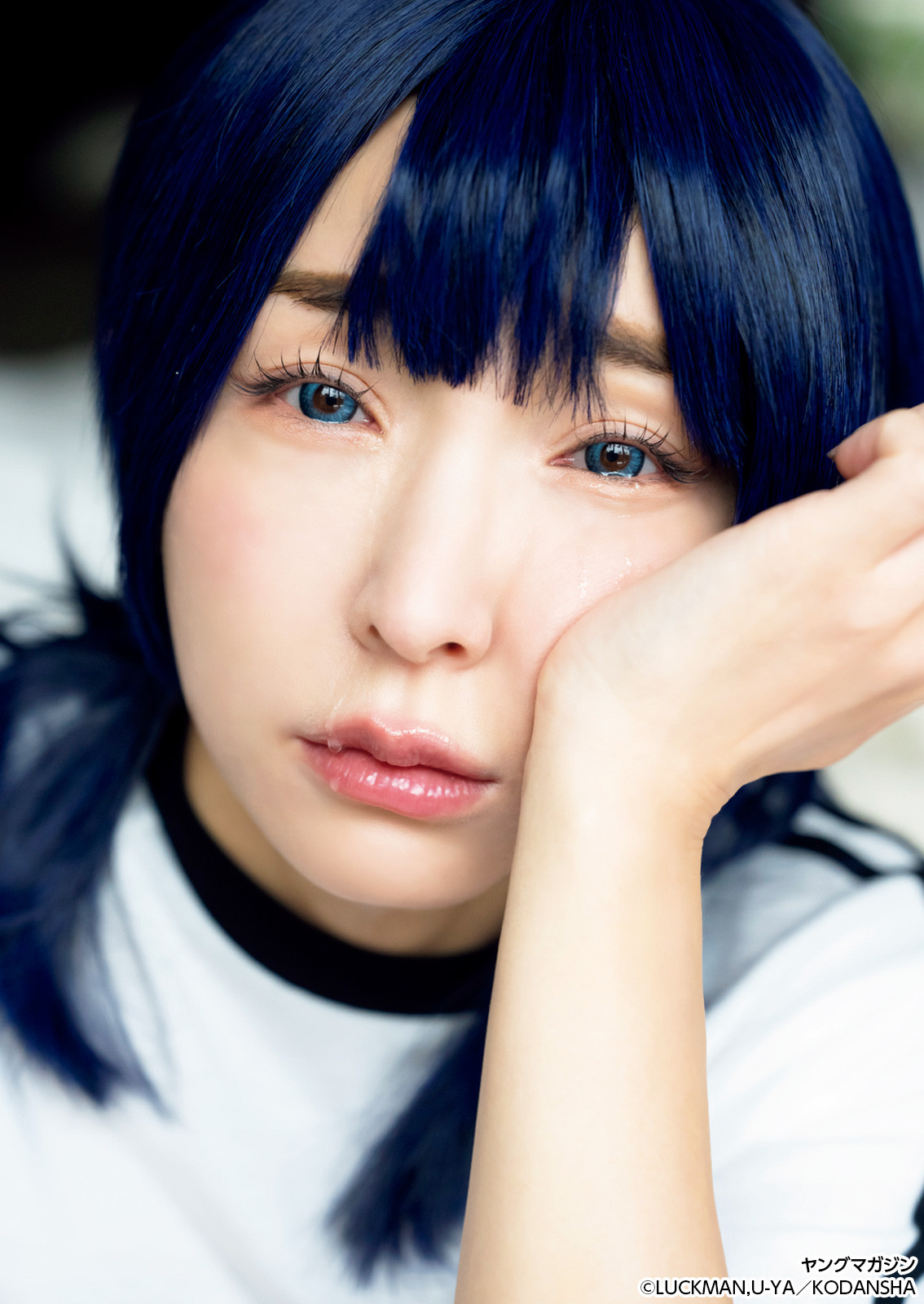 加護亜依、“33歳喪女”コスプレでへそチラ＆美脚 『ヤンマガ』人気6作を