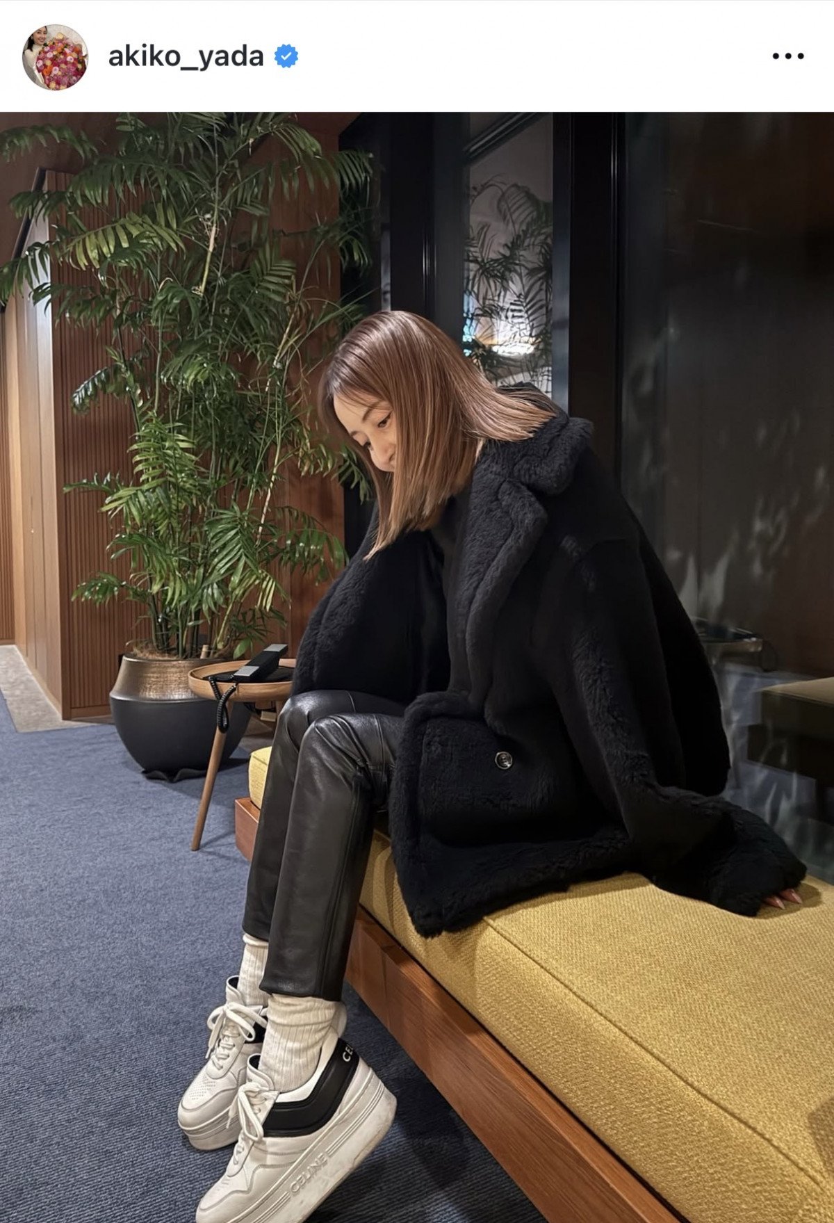 矢田亜希子、高級ブランドを控えめに合わせた “冬のもこもこコーデ”を