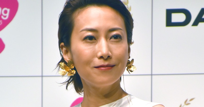 49歳・一青窈、美太ももチラリの夕日映えショットに「撃ち抜かれる美しさ」「うわー かわいい」