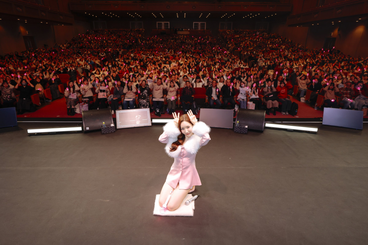 パク・ミニョン、肩出し＆ミニスカ姿でファンと一足早いクリスマス