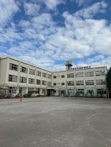 �n�Ӗ����ށu��Z�̏��w�Z100���N�ɂ悹�āv�u���T�ő��Ɛ���\�Ƃ��ďj�����q�ׂ����Ă��������܂����v(�ʐ^�͓n�Ӗ����ރI�t�B�V�����u���O���) 