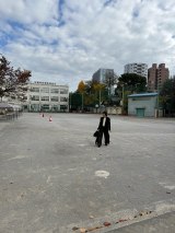 �n�Ӗ����ށu��Z�̏��w�Z100���N�ɂ悹�āv�u���T�ő��Ɛ���\�Ƃ��ďj�����q�ׂ����Ă��������܂����v(�ʐ^�͓n�Ӗ����ރI�t�B�V�����u���O���) 