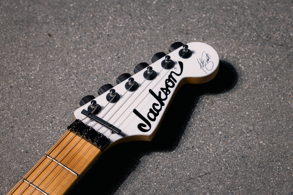 激レア！　ロシニョール　アンドリュークロフォード 　157 アイアンメイデン 画像・写真 | アイアン・メイデン結成50周年記念 シグネイチャーギター