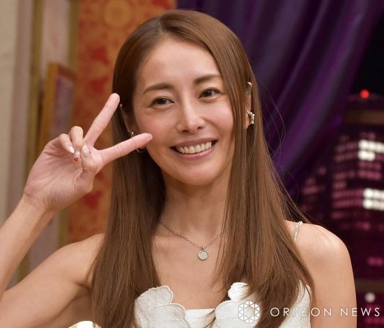 熊切あさ美“45歳の肢体” 圧倒的“美くびれ”に反響「スタイル良すぎ」「崖っぷちじゃない!ど真ん中だ」