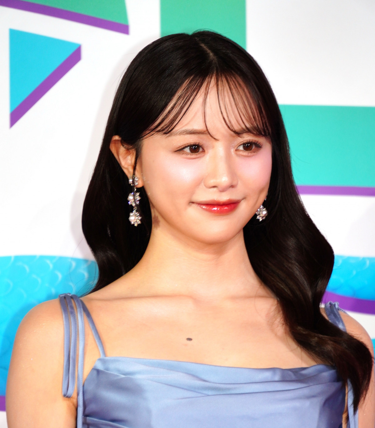 森香澄、デコルテラインを大胆に 淡いブルーのドレスでレッド