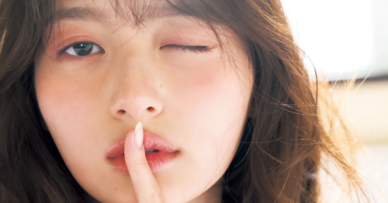 20歳・加藤栞、透明感抜群の白肌あらわ 『ヤンジャン』表紙＆グラビア