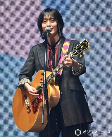 画像・写真 | 山本彩、「365日の紙飛行機」でギター生演奏！渡辺美優紀