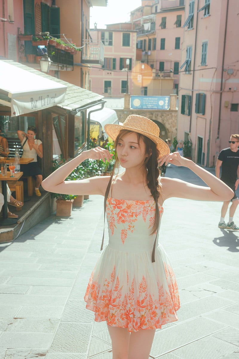 乃木坂46梅澤美波、まるで少女のような花柄ワンピ姿 2nd写真集先行