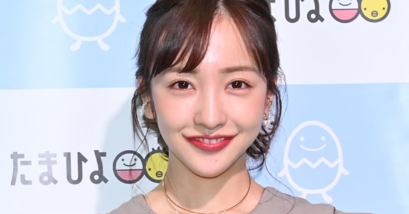 板野友美「ねーちょっと待って」、元AKBメンバー集合写真に「目ヤニが