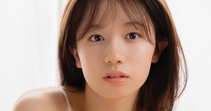 新時代のビキニ女王”AKB48正鋳真優『BOMB』限定版表紙に登場 小栗有以