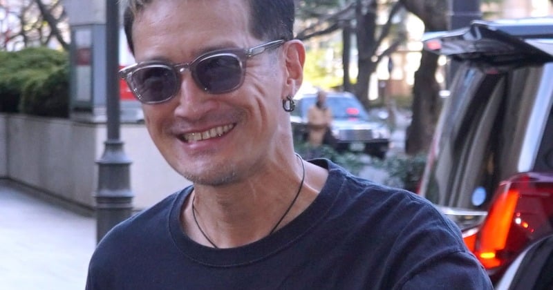 松岡昌宏、公演入り前の取材に「お疲れっす!」と笑顔 通行人にも会釈 国分には言及なし