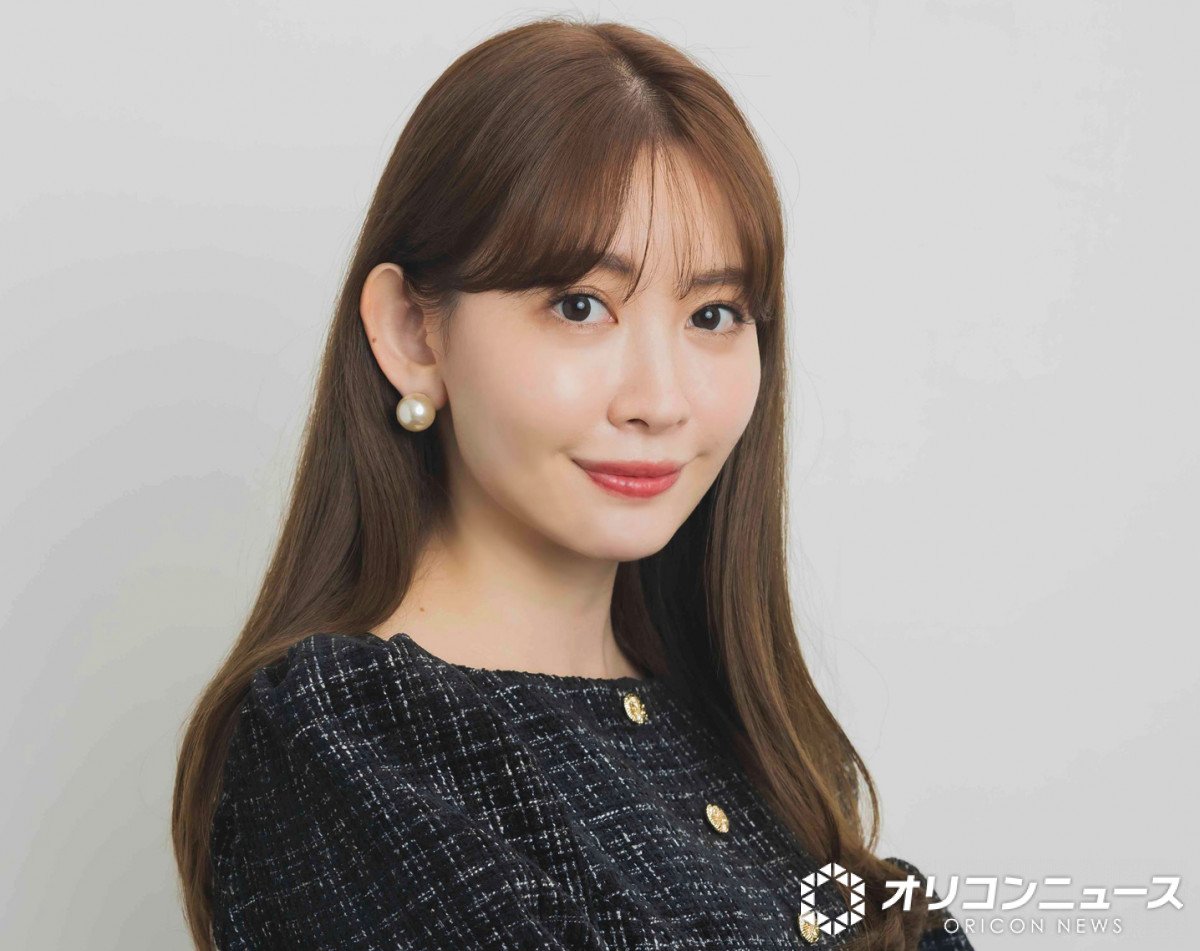 37歳・小嶋陽菜、バンドゥビキニでふんわり美ボディがあらわに「こじは