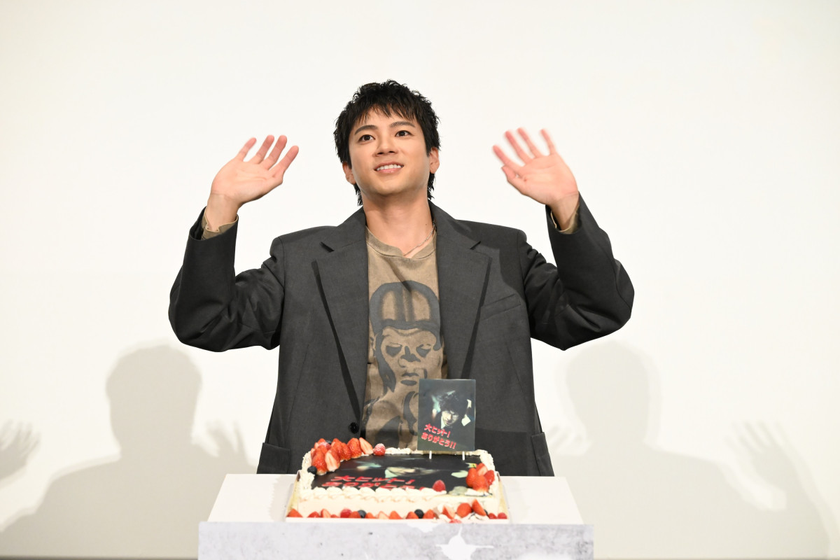 山田裕貴さん　映画「爆弾」　公開記念時期室サイン入りボール 山田裕貴さん 映画「爆弾」 公開記念時期室サイン入りボール - メルカリ