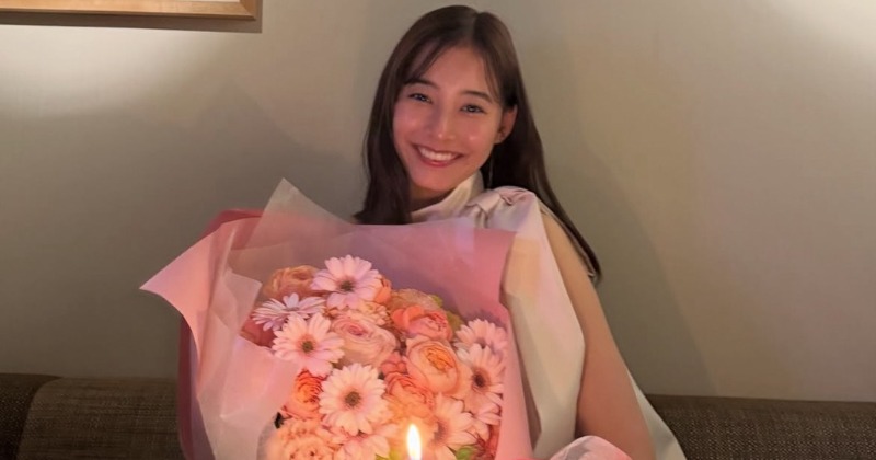 新木優子「32歳になりました!!」 超ミニワンピ姿の“バースデーショット”に祝福続々「可愛いわ!」「32歳お美しい限り」「おめでとうございます」