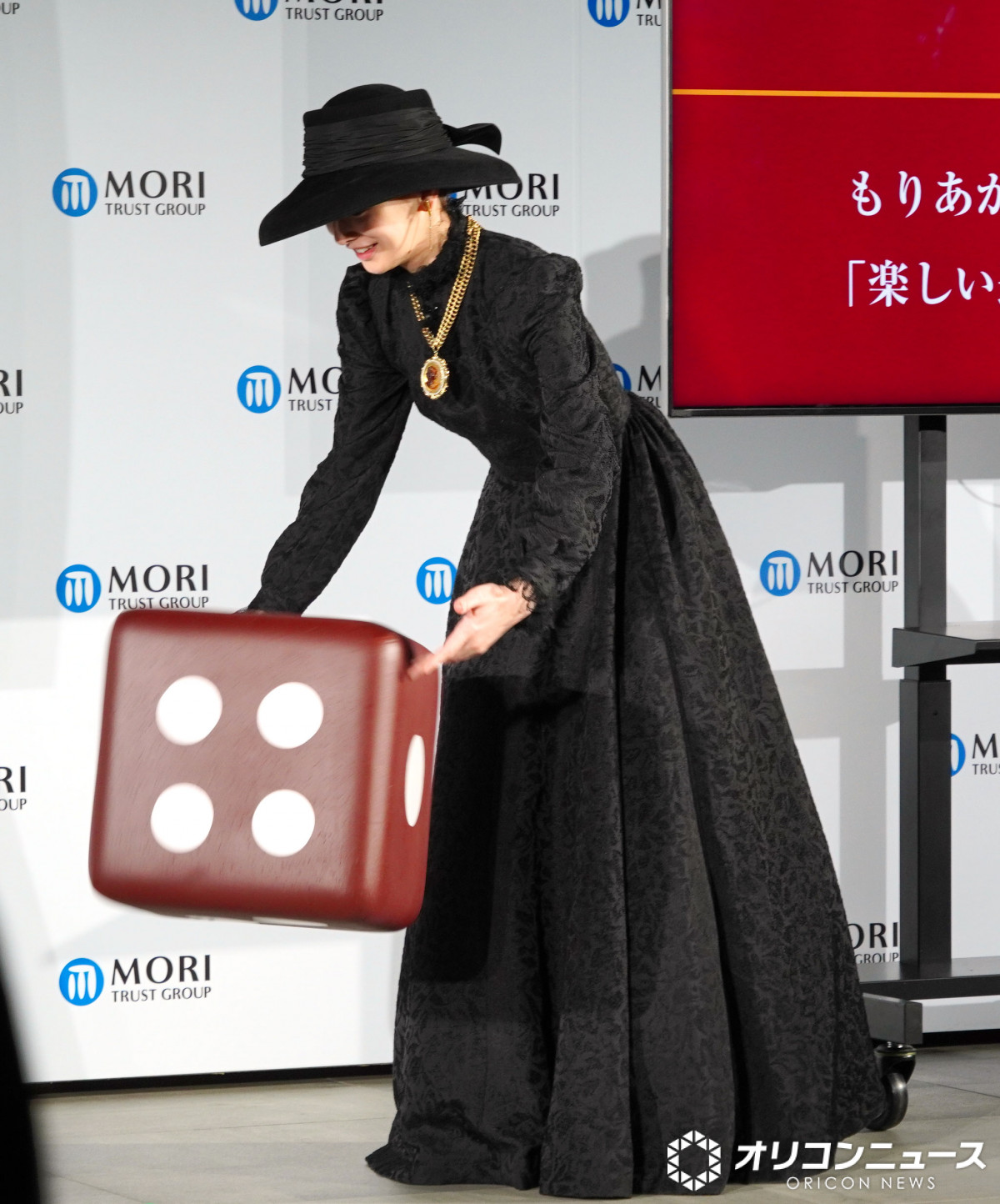 景子様 画像・写真 | 北川景子、貴婦人に扮しトラと軽妙な掛け合い見せる