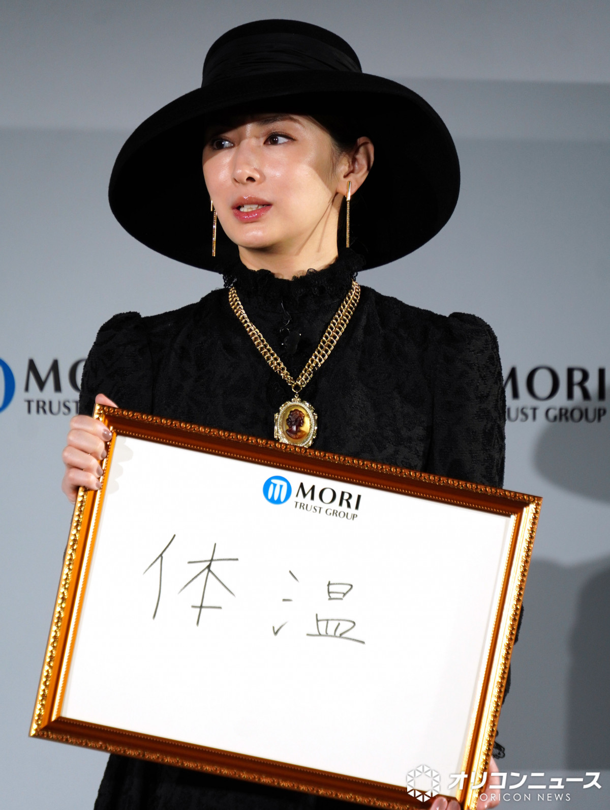 景子様 画像・写真 | 北川景子、貴婦人に扮しトラと軽妙な掛け合い見せる