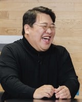 18���z�M�w���v�Ԃ���AHP��点�Ă��������x�ɏo�����郉�����h�E�j�V�_(C)�e���r�����R�~���j�P�[�V�����Y 