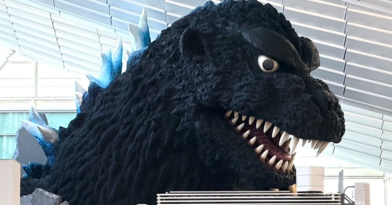 羽田空港に40メートル級のゴジラが“出現” 旅客をお見送り&お出迎え