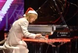 YOSHIKI�A�t�@���ɐ��ȃv���[���g �T���^�p�ŁuSilent night�v�𐶉��t ���N�́w�g���x�T�v���C�Y�̓i�V�u�Ⴄ�d���������Ă܂��v 