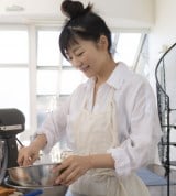 ���������Ƃɓ]�g���A�O���e���t���[���[���P�[�L�u�����h �umaq bon�v(�}�L���{��)�𗧂��グ���{�O�^�� 