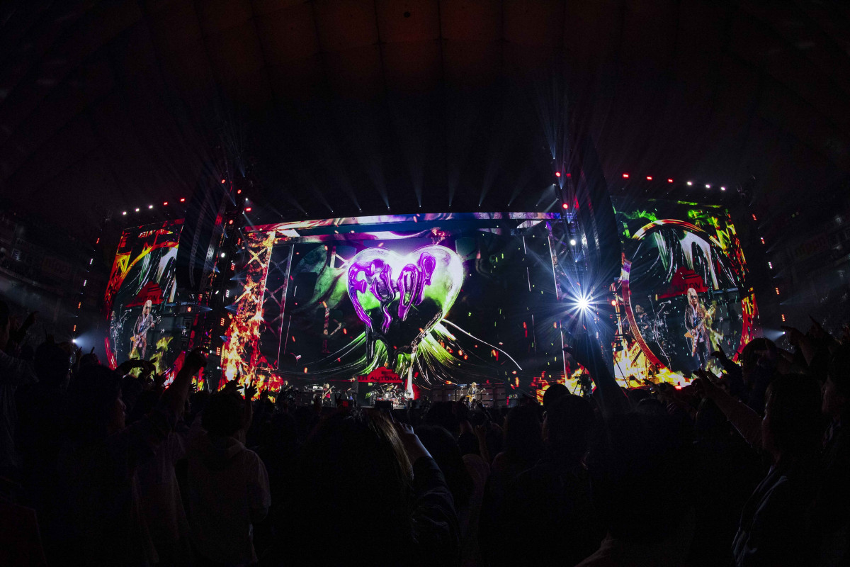 【tomchan】B'z/LIVE-GYM 2点セット B'zの情熱が炸裂！ 7年ぶり東京ドームで蘇った“不滅のパッション