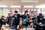 �wtiny desk concerts JAPAN�x�ɉ����a�`���o�� (C)NHK 