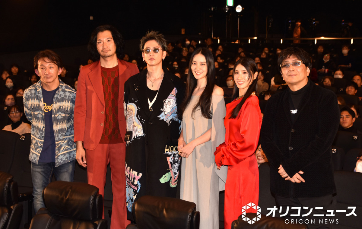 佐藤健＆武井咲ら、サプライズ登場にファン絶叫 『るろ剣』キャストが