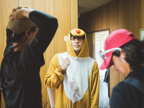 高杉真宙がトナカイ姿を楽しむ貴重なオフショット＝映画『架空の犬と嘘をつく猫』（2026年1月9日公開）（C）2025 映画「架空の犬と嘘をつく猫」製作委員会 