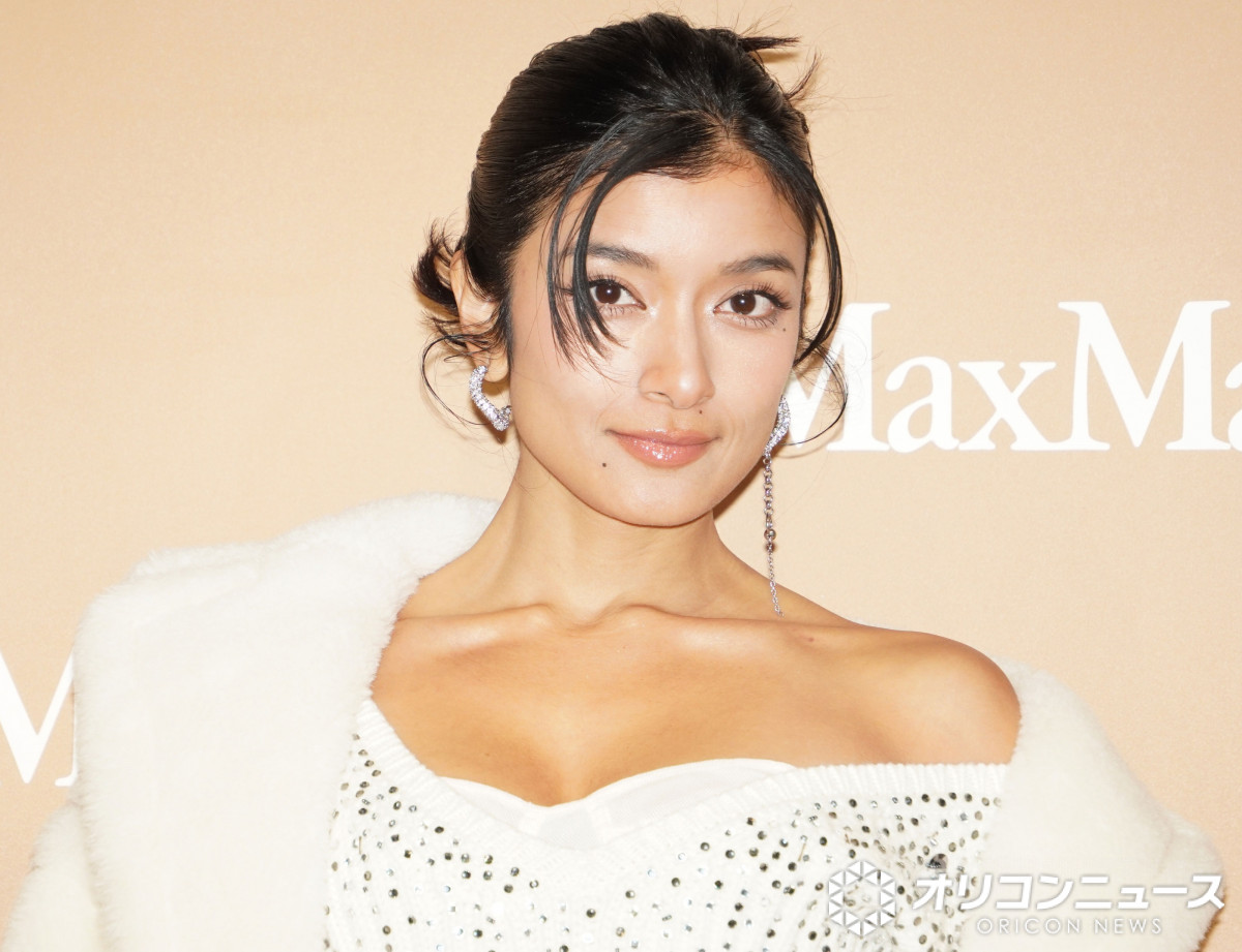 ローラ、手描きの“馬の水墨画”に反響「すごい」「今にも駆け上がりそう」「ステキかわいい」 2026年の干支・午（うま）を“9時間かけて”描く |  オリコンニュース（ORICON NEWS）