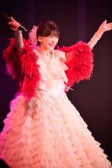 ���ƐԂ̃h���X�œo�ꂵ�����X���� 