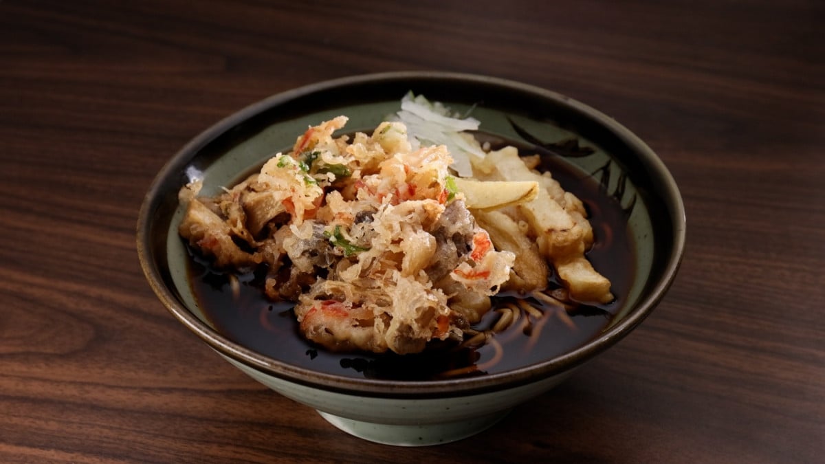 東京・笹塚で見つけた52年つぎ足しの自慢の“暗黒つゆ” ドランク塚地がうなる「麺がつゆを持ってきてくれる」