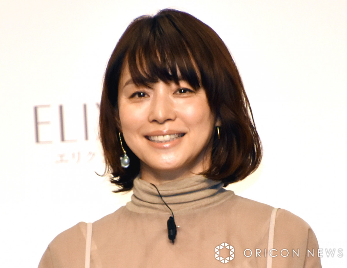 ダークグレーのオーバーダイ　　石田ゆり子さんNo.606 石田ゆり子、1キロ持つトレーニング公開に「凄い！！これできない