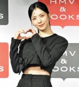 NiziU�EMAYA�A���̕`�����낵�G�{�u���̂悤�v �����o�[�̔����ɗ܁u�{���Ɉ����ȂƊ����܂����v 