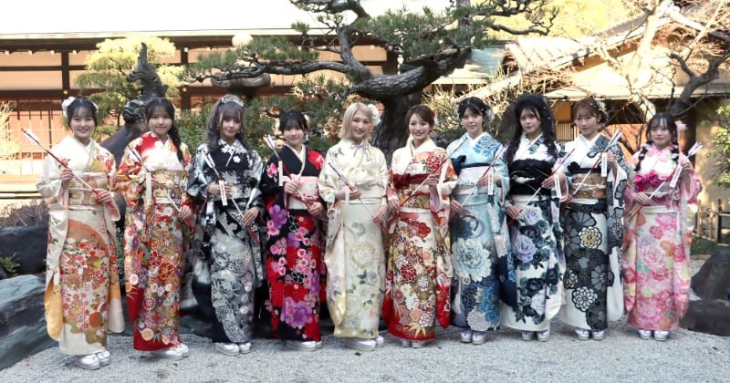 NMB48、塩月希依音ら10人が“成人式”で華やかな振り袖姿披露 「私たちはAKB48世代」