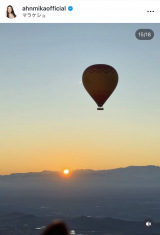 �A���~�J�u�����b�R �}���P�V���̗��ł́A�O��̋C���ɏ��A�A�g���X�R������o�钩����q�݂܂�����v�i�ʐ^�̓C���X�^�O���� @ahnmikaofficial ���j 